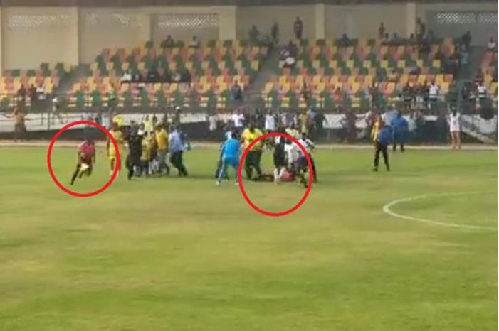 فوضى ومصائب الملاعب الإفريقية.. حكم يتعرض للاعتداء بالضرب بشكل وحشي (فيديو) 63ea36f64236047d5e43082c