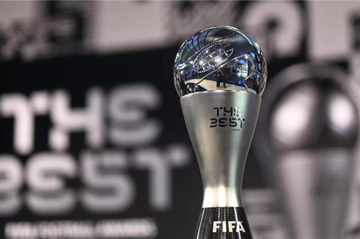 من الأقرب لجائزة ذا بيست؟ large