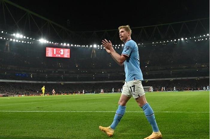 بعد حركة مشينة.. جماهير أرسنال تهاجم دي بروين بالزجاجات الفارغة  (فيديو) 63ee24bf4236046eae3fe938