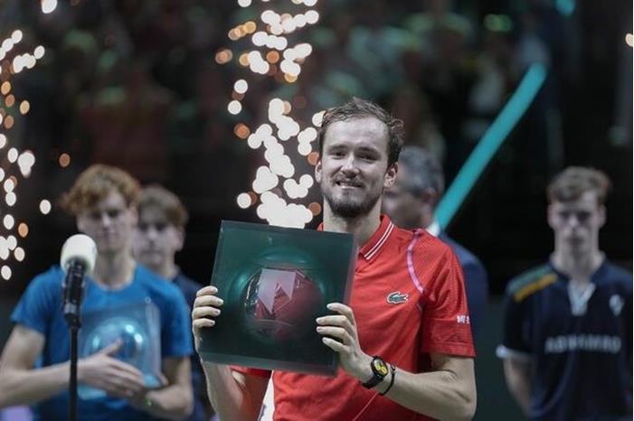 الروسي مدفيديف يفوز ببطولة روتردام 63f26b56423604152c3c5cf3