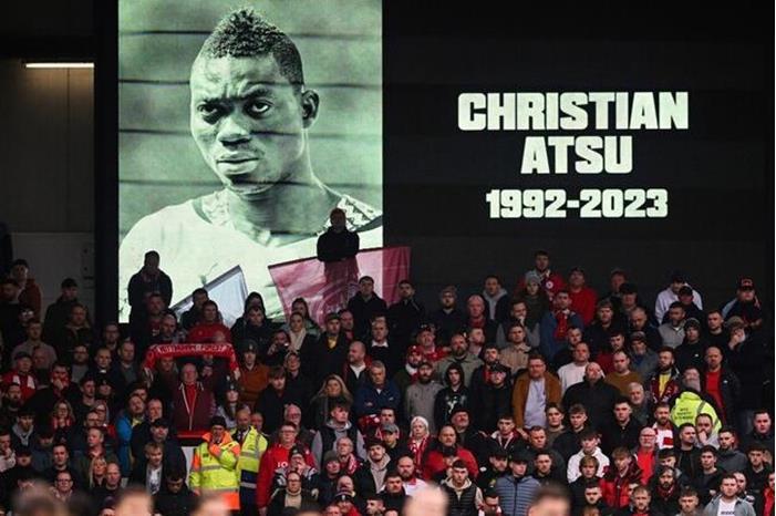 نقل جثمان اللاعب أتسو من تركيا إلى غانا.. وعائلته تظهر في مباراة نيوكاسل (فيديو) 63f3154e4236045e56521d31