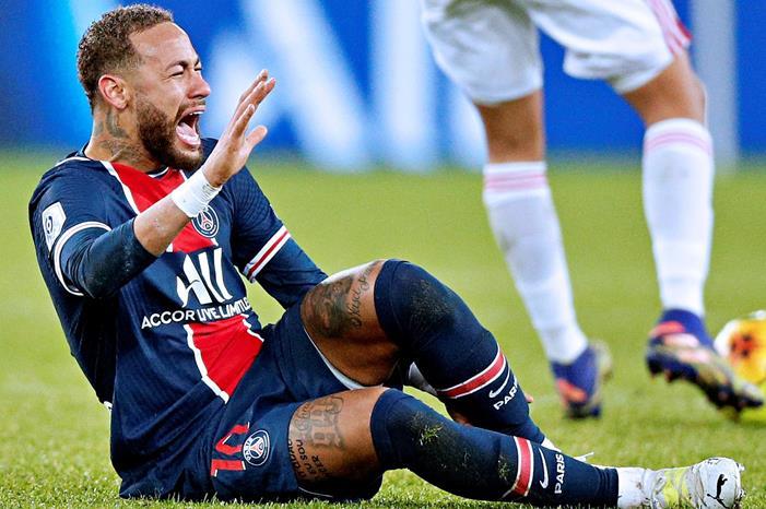 613114-إصابة-نيمار-خلال-لقاء-باريس-سان-جيرمان-وليون-(1)