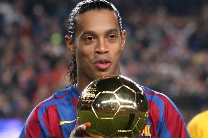 شاهد.. رونالدينهو يهدي كرته الذهبية لمتحف برشلونة 3038236_1492261699