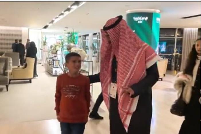 آل الشيخ يفي بوعده ويحقق حلم طفل سوري (فيديو) 63f9de0a42360444ee32ef21