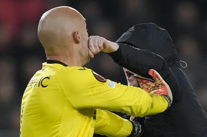 أول رد لليويفا بعد هجوم مشجع على حارس نادي إشبيلية 63f8e6ca42360440a93c85f7