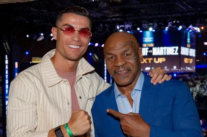 شاهد..  رونالدو يلتقي مايك تايسون في أشهر نزال بالعالم 1