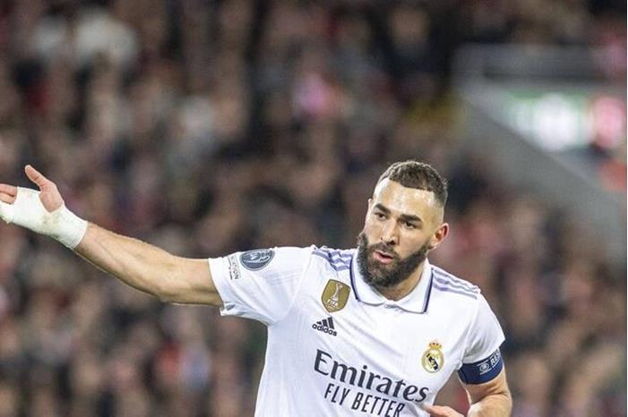 بنزيما تعليقا على فوز ميسي بـ الأفضل : أنتم كاذبون! 63fd91f54c59b72fd231773f