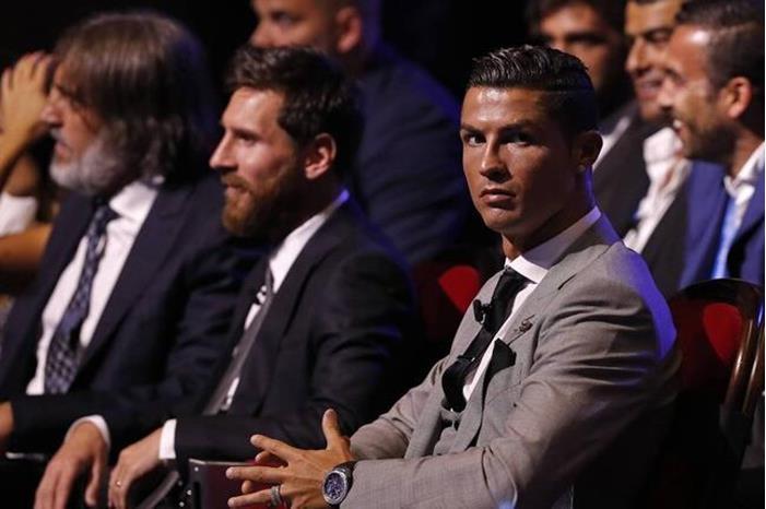 لمن صوت رونالدو في جائزة الأفضل وهل تجاهل ميسي؟! 63fd8ef84236043a16097581