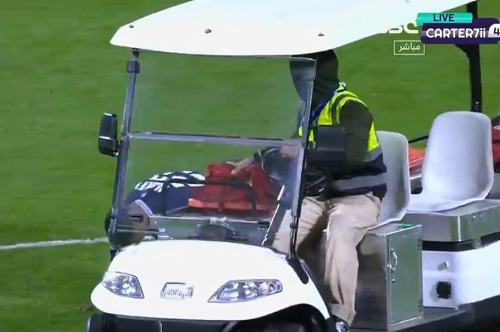 شاهد.. سقوط لاعب العدالة المصاب من العربة النقالة 11