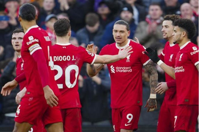 ليفربول يتخطى بيرنلي بثلاثية ويستعيد صدارة الدوري الإنجليزي 65c7e2f94236041a3f65002b