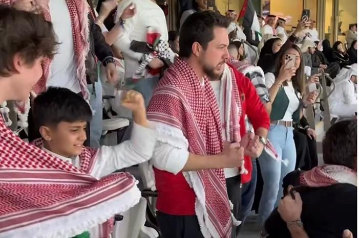 من الطفل الذي كان برفقة ولي العهد و الأمير هاشم بمباراة النشامى و قطر ؟ 46e7ecb4-7f78-4142-8e5e-bf1cf07d4bca