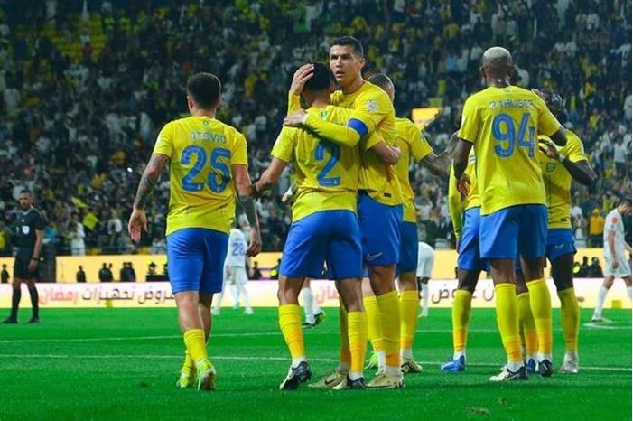 لقطة رائعة.. رونالدو يجمع شمل توأم سعودي (فيديو) 65d11f11423604282b078382