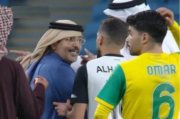 رئيس ناد قطري يثير الجدل بنزوله إلى أرض الملعب ومطالبة فريقه بالانسحاب 65dc1ccb423604633b2f7195