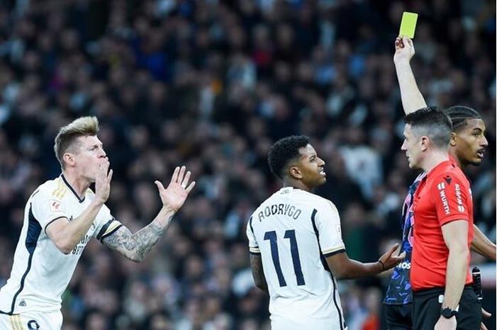 كروس يهاجم حكم مباراة ريال مدريد وإشبيلية قبل تعرضه لإصابة 65df49b24c59b7091853b8b3