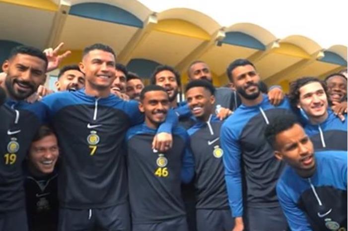 النصر السعودي يفاجئ رونالدو في عيد ميلاده الـ39 (فيديو) 65c105254c59b73025581d7b