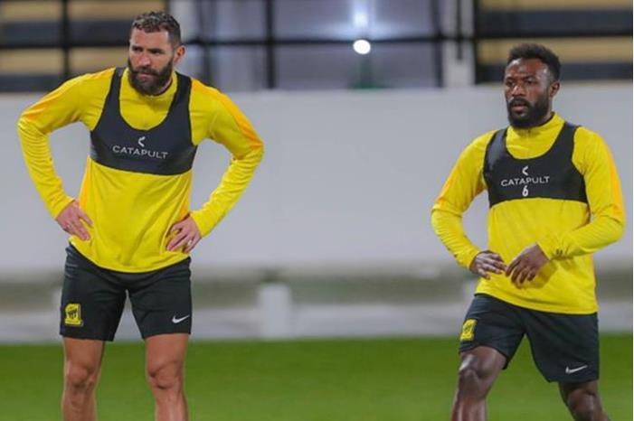 بعد تكهنات بشأن رحيله.. بنزيما يظهر في تدريبات اتحاد جدة 65c1548c4c59b77f282a5c3c