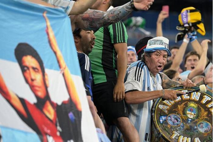 وفاة أشهر مشجع لكرة القدم في العالم 65c4a7114c59b7622c0dfa10 (1)