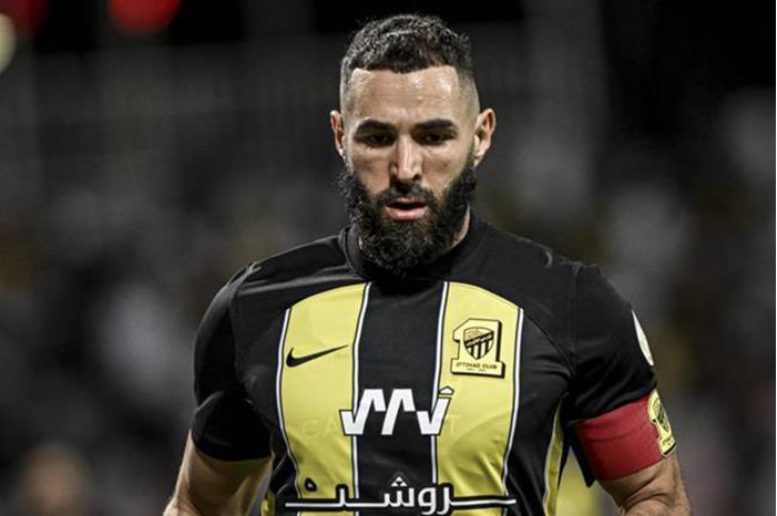 بنزيما يفاجئ جماهير اتحاد جدة بتصرف غريب (صورة) 65c65eda4c59b731df03197e