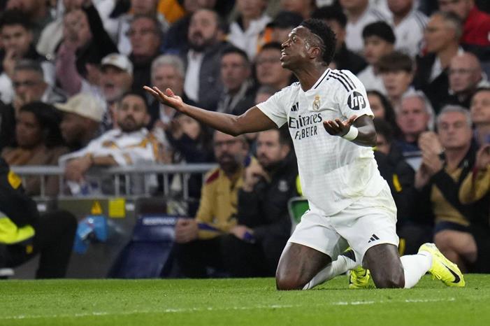 بقميص بنزيما.. فينيسيوس يثير التكهنات حول مستقبله منظمو-الكرة-الذهبية-يكشفون-سبب-خسارة-فينيسيوس-الكرة-الذهبية