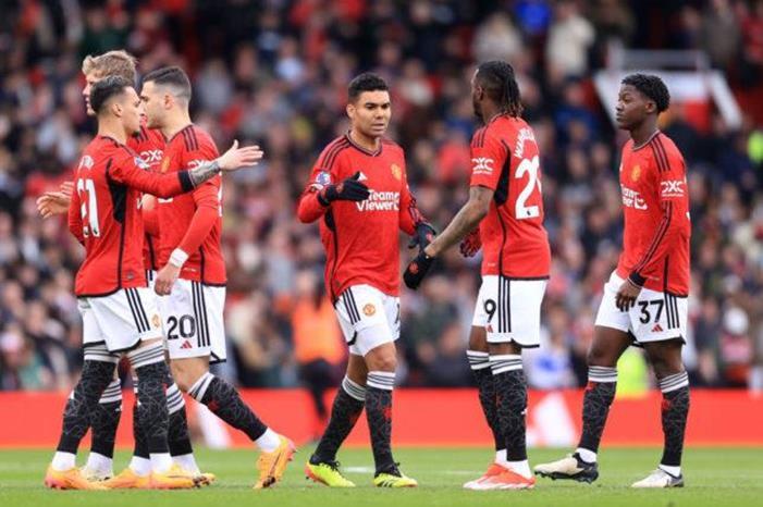 مدافع مانشستر يونايتد يتعرض لإصابة خطيرة ويغادر باكيًا GettyImages-2149867341-e1714232480477-1