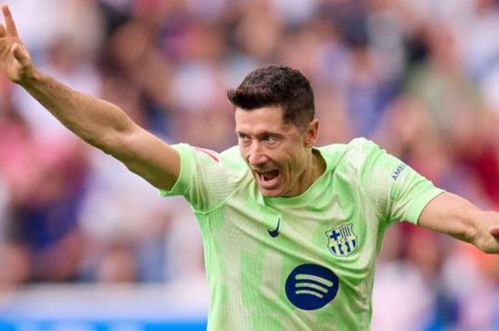 عقدة ليفاندوفسكي مع برشلونة مستمرة.. وصلاح قد يستغلها! GettyImages-2168877621-1-1-1