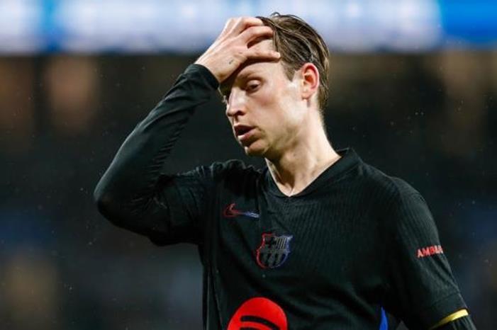 طلب عاجل من فليك على طاولة فرينكي في برشلونة frenkie-1-2