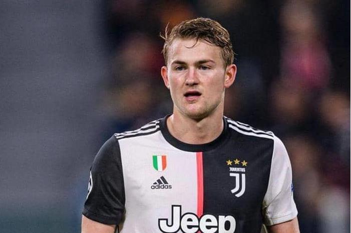 دي ليخت: أطلب النصائح والمشورة من رونالدو 1-1309598