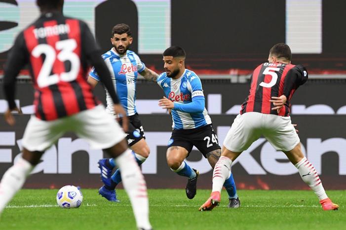 نابولي يحرم ميلان من المنافسة على اللقب 561