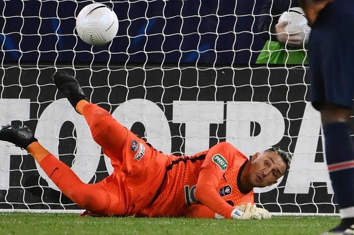keylor-navas-saves-from-the-penalty-spot_1njjhlhizb2r316avqgd5urrpr
