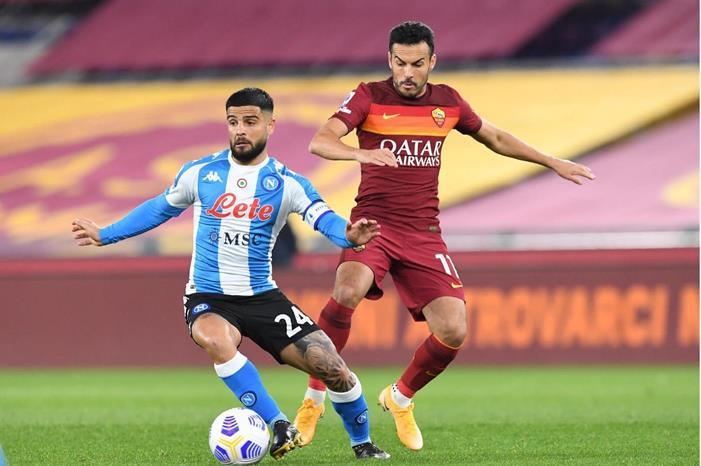 روما يواصل التألق ويحقق فوزا مثيرا على نابولي 3-19
