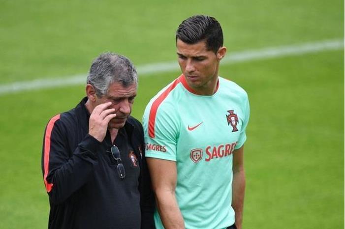 سانتوس: معنويات رونالدو لم تتأثر بالانتقادات في يوفنتوس fernando-santos-cristiano-ronaldo-portugal_3740974