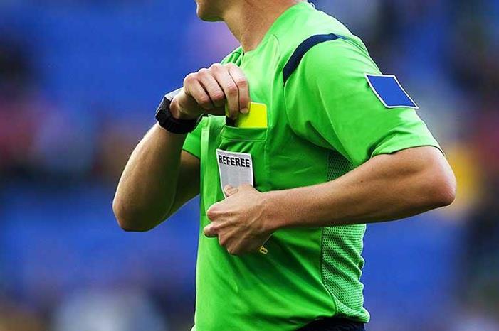 بالفيديو.. حكم يمنع الكرة من دخول المرمى soccer-referee