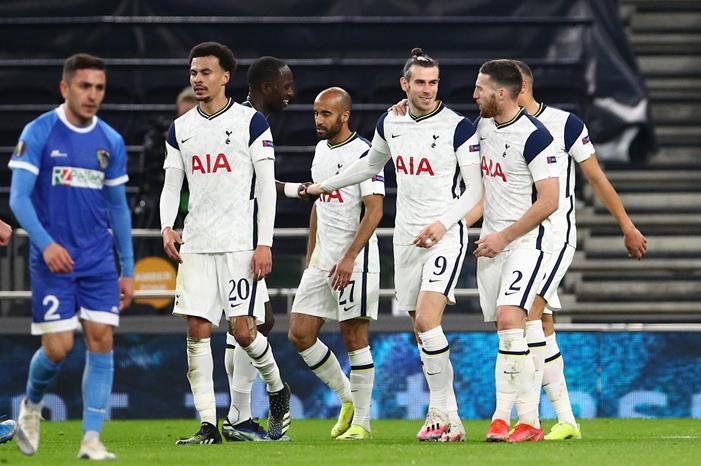 جاريث بيل يقود توتنهام أمام فولهام توتنهام يجدد رباعيته في مرمى فولفسبيرج ويعبر إلى دور الـ16