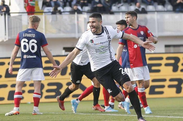 سبيزيا يعبر كالياري ويحسّن أوضاعه بالدوري الإيطالي erlic.esulta.spezia.2021.22.1400x840