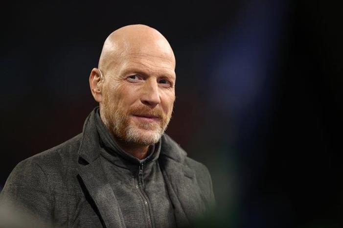 دورتموند يجدد عقد مستشار الفريق حتى 2025 FN0CA6TUYAAvlEs