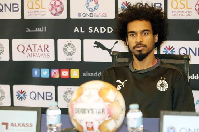 أكرم عفيف يطارد مشجعا في الشارع ويحطم هاتفه (فيديو) akram-afif