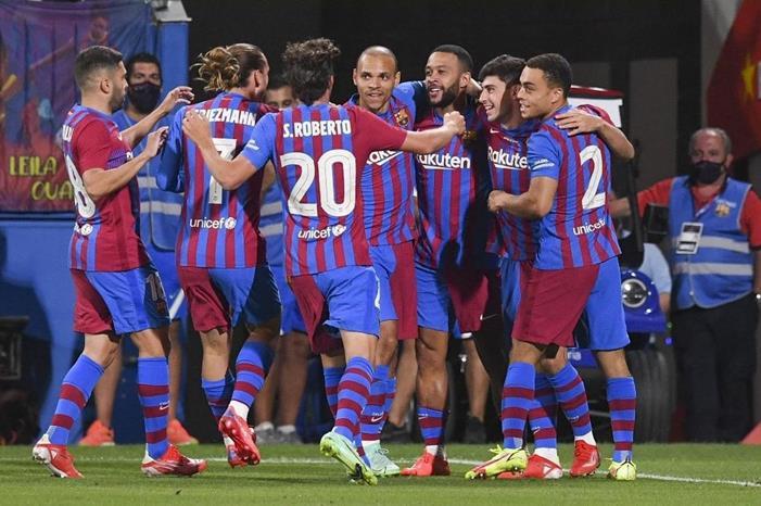 مكافأة مالية تنتظر برشلونة مع تذكرة عبور جالطة سراي GettyImages-1384902944