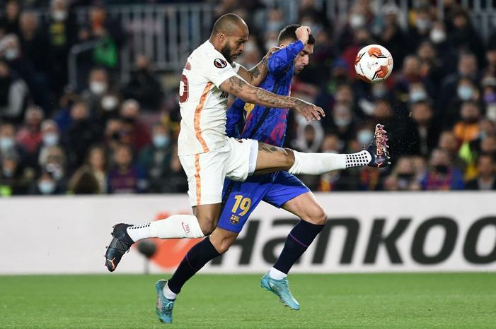 برشلونة يقصي جالطة سراي ويبلغ ربع نهائي الدوري الأوروبي FNg6pjtXEAgCuiO