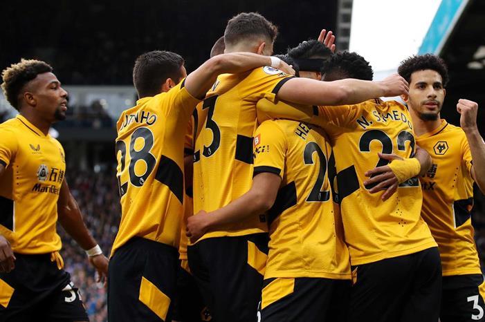 ليدز يهزم وولفرهامبتون بعد ريمونتادا مذهلة بالبريميرليج FCZUXQSX0AEr2Pp