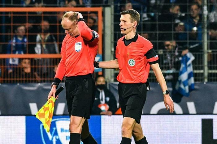 زجاجة في رأس الحكم تلغي مباراة بالبوندسليجا (صورة) 34-13