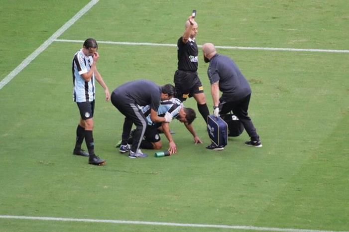 إصابة لاعب برازيلي بهاتف محمول في مباراة قمة بورتو أليغري (فيديو) da-1