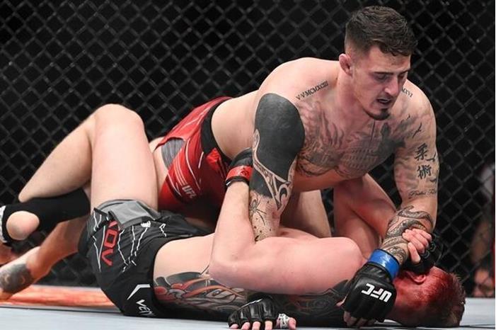 شاهد.. المقاتل الروسي العملاق فولكوف يخسر بحركة كيمورا 62371dd942360434da7adfc5