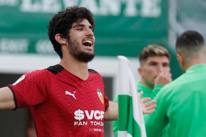 فالنسيا يحقق الفوز على إلتشي بالليغا 7595912_1647710413