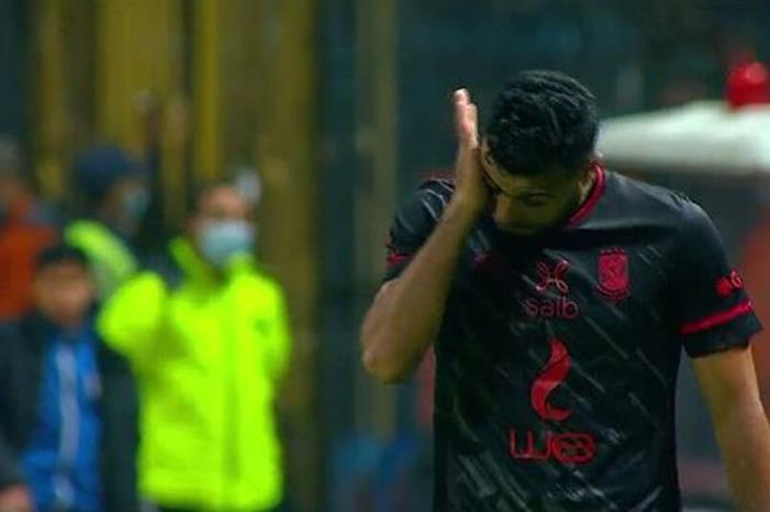 بكاء حسام حسن بعد نزوله في مباراة الأهلي وفاركو  (فيديو) hossam