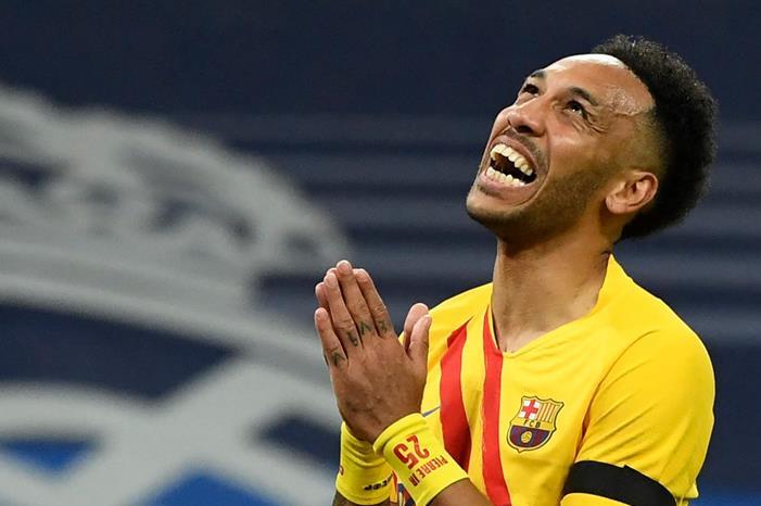 أوباميانج يسخر من الانتقادات عقب الكلاسيكو (صورة) fbl-liga-esp-real-madrid-barcelona