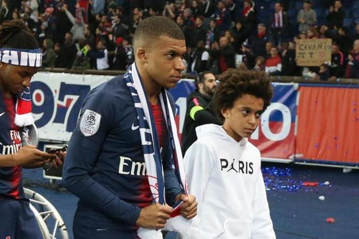 هل ينتقل شقيق مبابي إلى ريال مدريد؟ 730x480-img-91053-kylian-mbappe-bersama-adiknya-ethan-mbappe-twitteratbrfootball