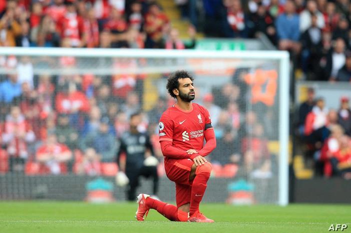 محمد صلاح يهدي قميصه لجماهير منتخب مصر 000_9LF7YB