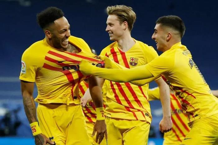 أوباميانج ضمن التشكيل المثالي للدوري الاسباني عن شهر آذار 8965