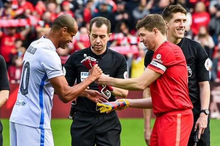 اساطير برشلونة يتخطون اساطير ليفربول بثنائية 102049-مباراة-اساطير-ليفربول-وبرشلونة-(1)