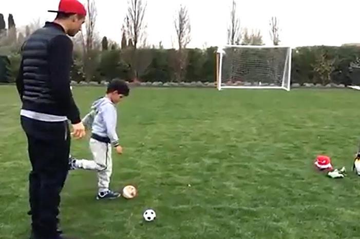 شاهد.. رونالدو يدرب ابنه ويعاقبه بعد تسجيل هدف maxresdefault